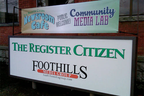 Reunión de redacción con asistencia de ciudadanos en The Register Citizen|The Register Citizen Newsroom Cafe|