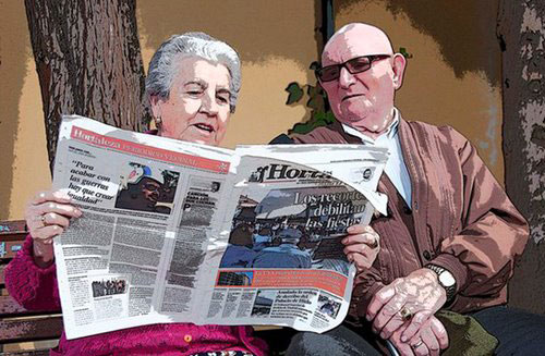 Mayores leyendo Hortaleza Periódico Vecinal
